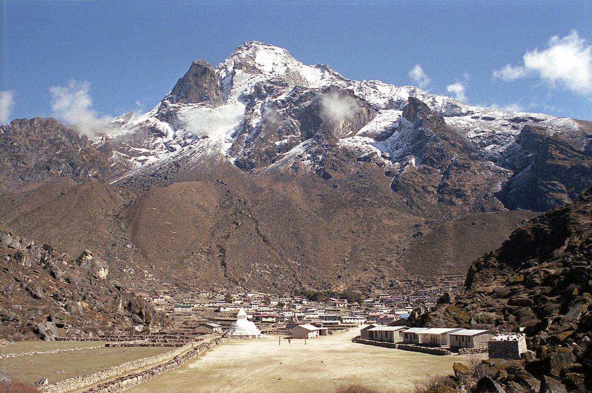 Khumjung 04 Khumjung From South Entrance With Khumbila Above